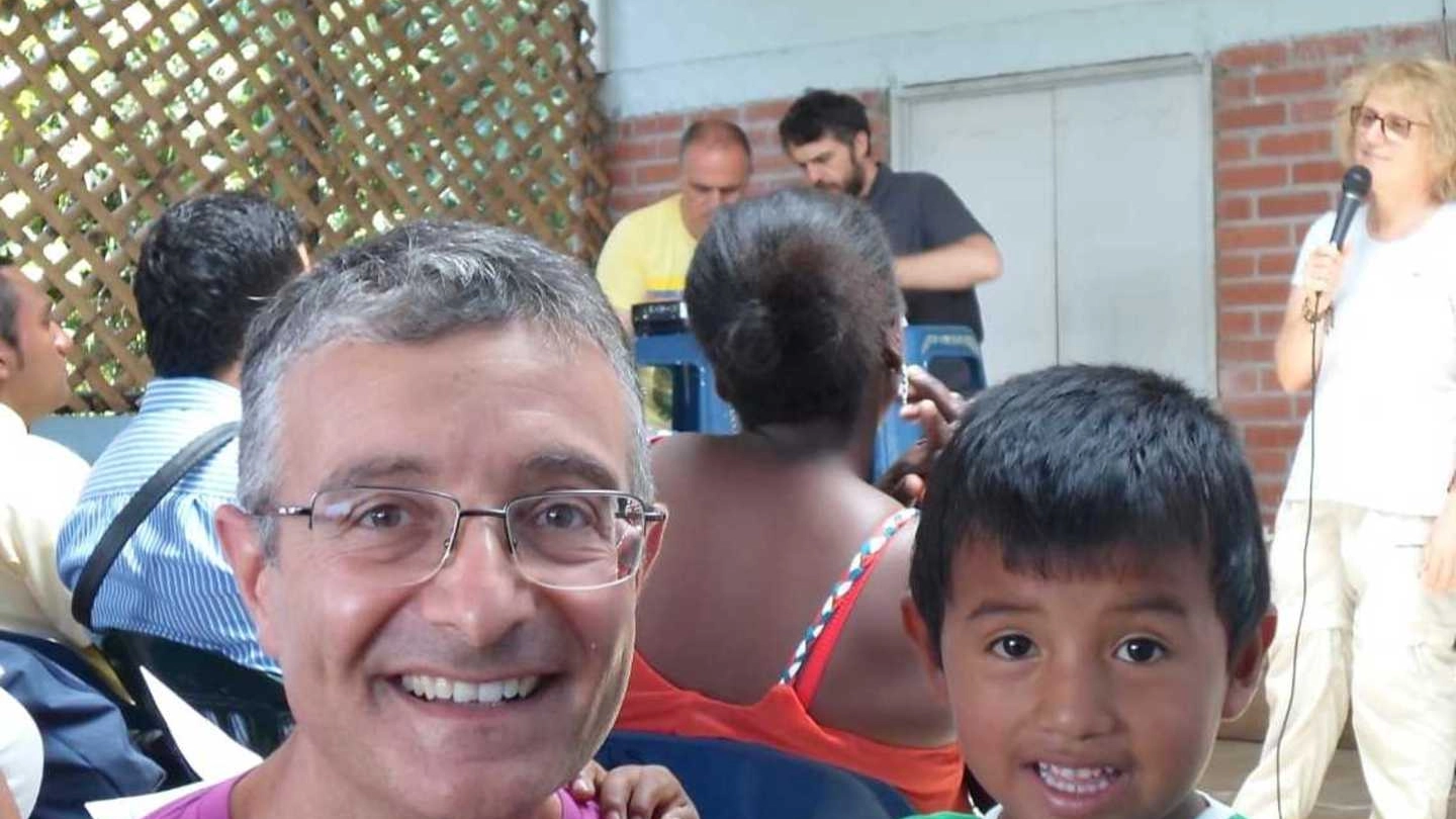 Francesco Briganti, tecnico dell’Anas, con uno dei bambini di Italia Solidale