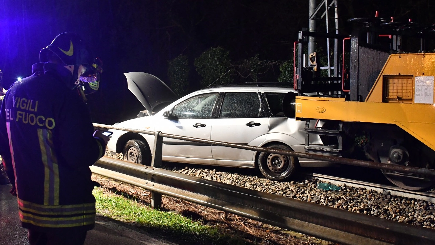 L'auto colpita dal treno sui binari a Erba (Cusa)
