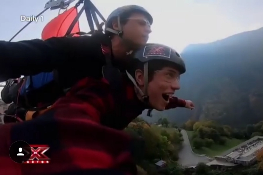 FUORI DAGLI SCHEMI Un momento del “volo” di Benji e Fede sulla Bassa Valle A destra, Luca Triangeli, che ha portato a termine le riprese con grande perizia tecnica in mezzo ai due cantanti che quest’anno saranno protagonisti del programma su Sky