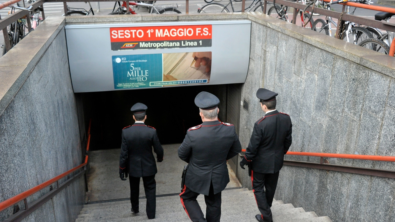I carabinieri in piazza Primo Maggio, dove convergono stazione ferroviaria e capolinea del metrò
