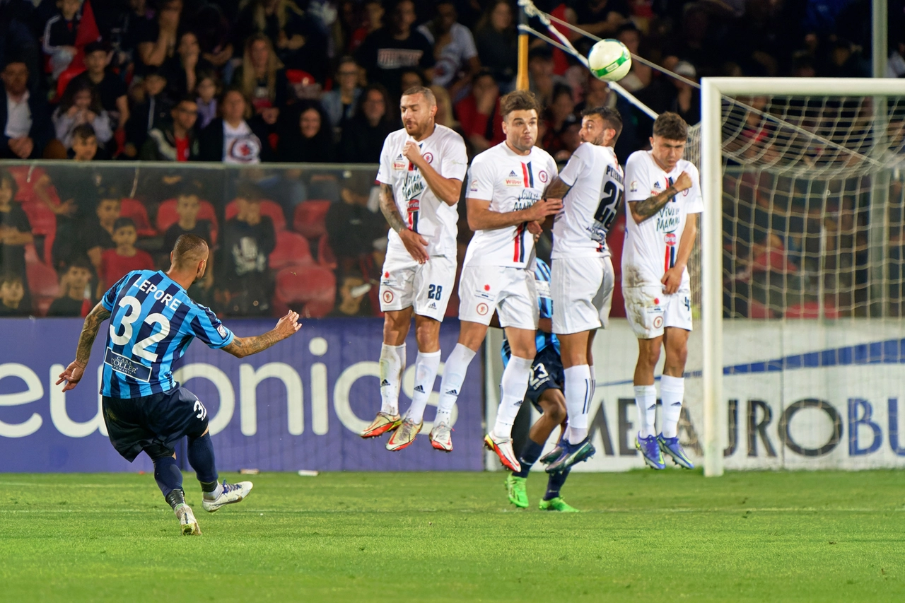 La punizione calciata da Franco Lepore che regalerà il 2-1 al Lecco