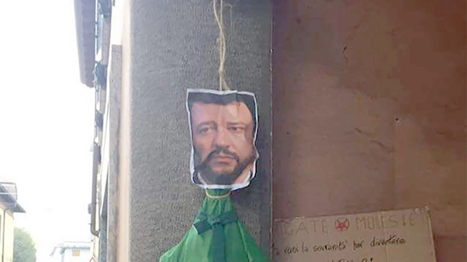Il fantoccio di Salvini davanti la sede della Lega