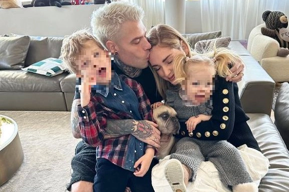 Chiara Ferragni, Fedez, Leone e Vittoria nel salotto di casa (Foto Instagram)