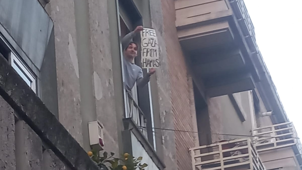 Un residente di via Padova espone il cartello "Free Gaza from Hamas", Liberate Gaza da Hamas