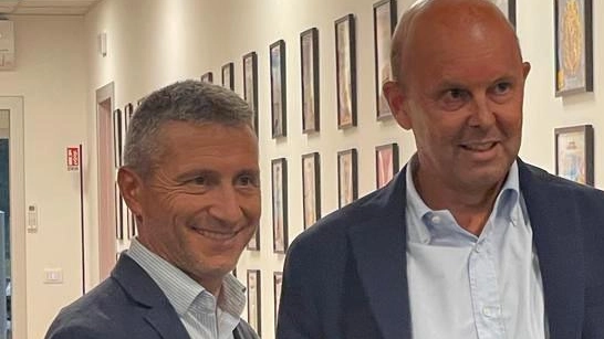 Il sindaco di Traona Maurizio Papini e a destra il massimo dirigente dell’impresa che ha inaugurato la filiale Il sindaco di Traona Maurizio Papini e a destra il massimo dirigente dell’impresa che ha inaugurato la filiale
