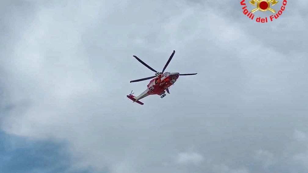 L'elicottero che ha recuperato i due escursionisti 