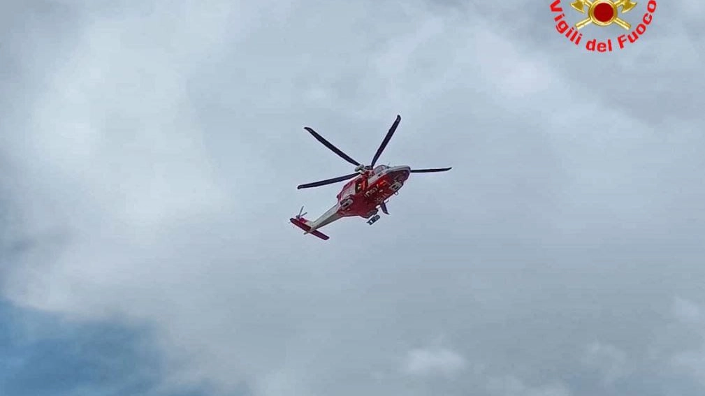 L'elicottero che ha recuperato i due escursionisti L'elicottero che ha recuperato i due escursionisti