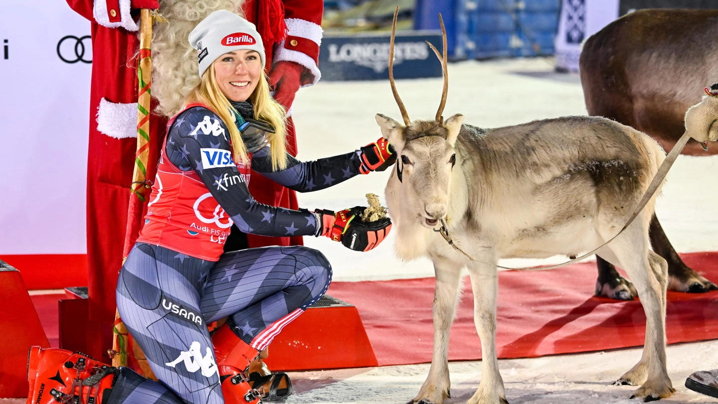 Mikaela Shiffrin con la renna vinta grazie al successo in slalom speciale
