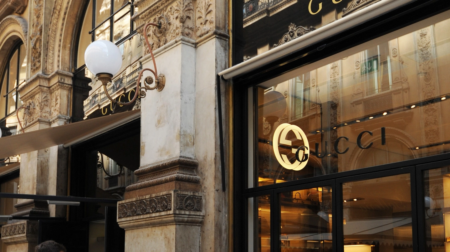 Turisti in coda davanti alla boutique di Gucci in Galleria Vittorio Emanuele (Newpress)
