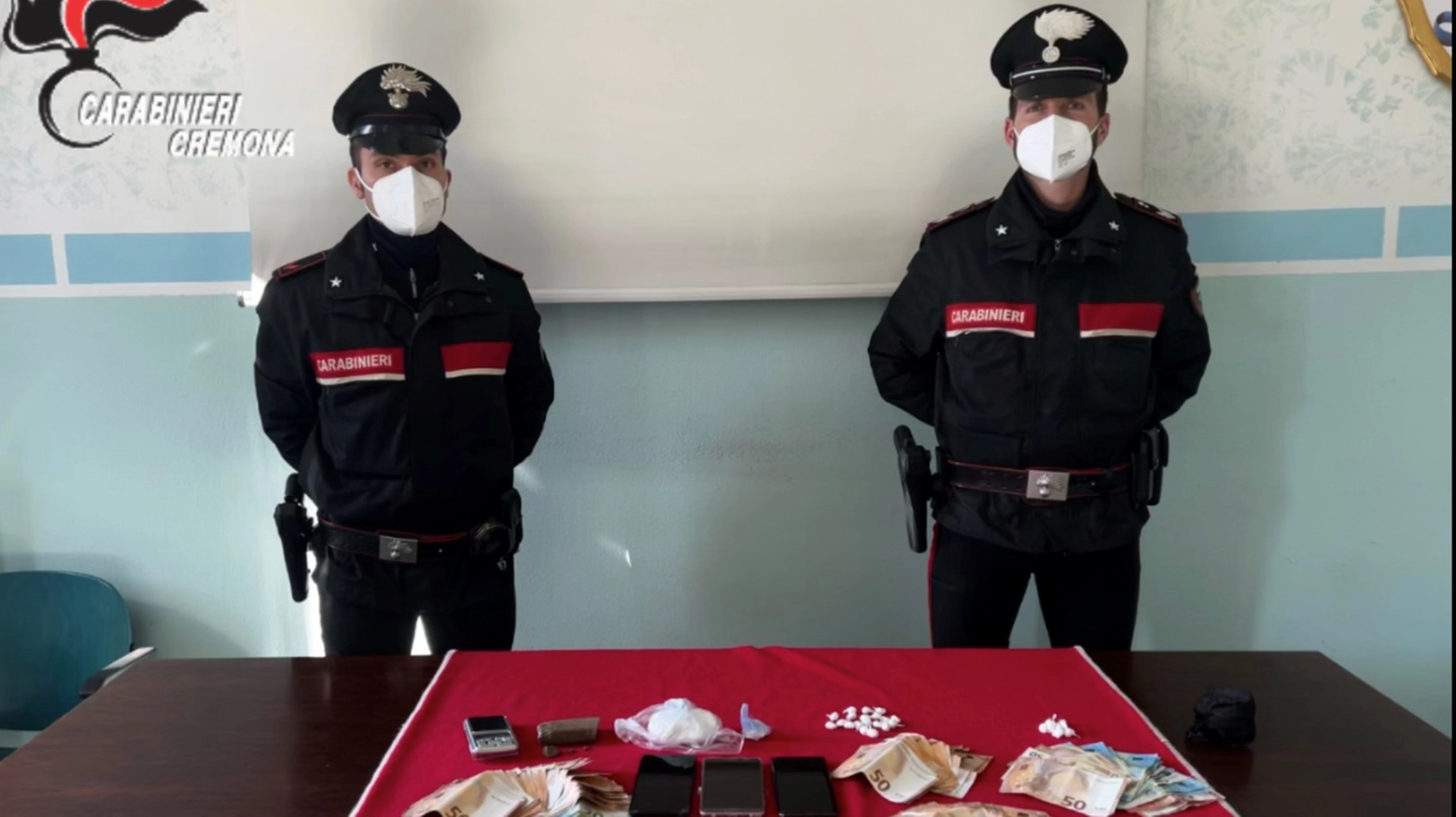 La droga e i soldi sequestrati dai carabinieri 
