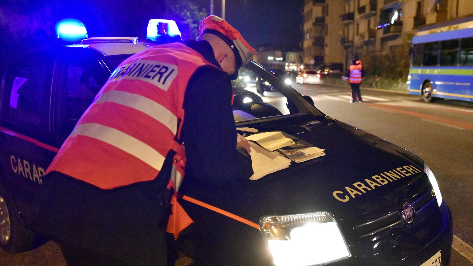 I carabinieri hanno allestito posti di blocco nel tentativo di individuare il bandito soli