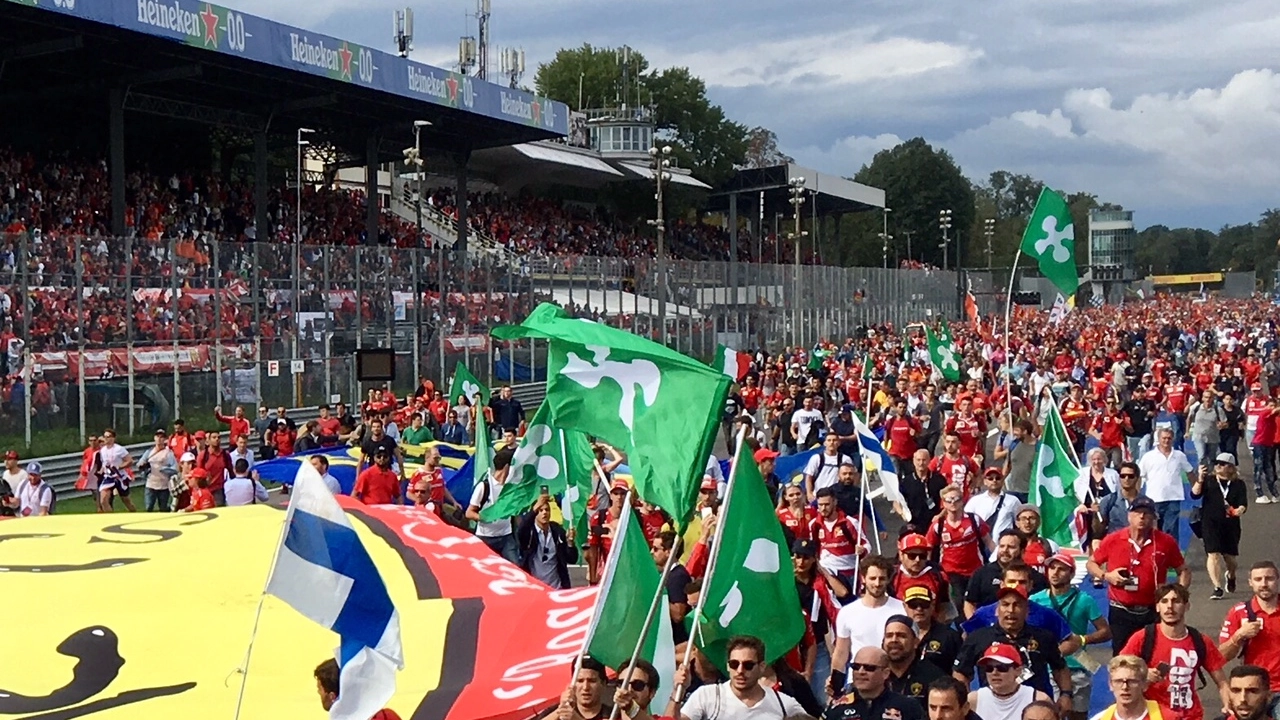 Bandiere con la Rosa Camuna in pista a Monza