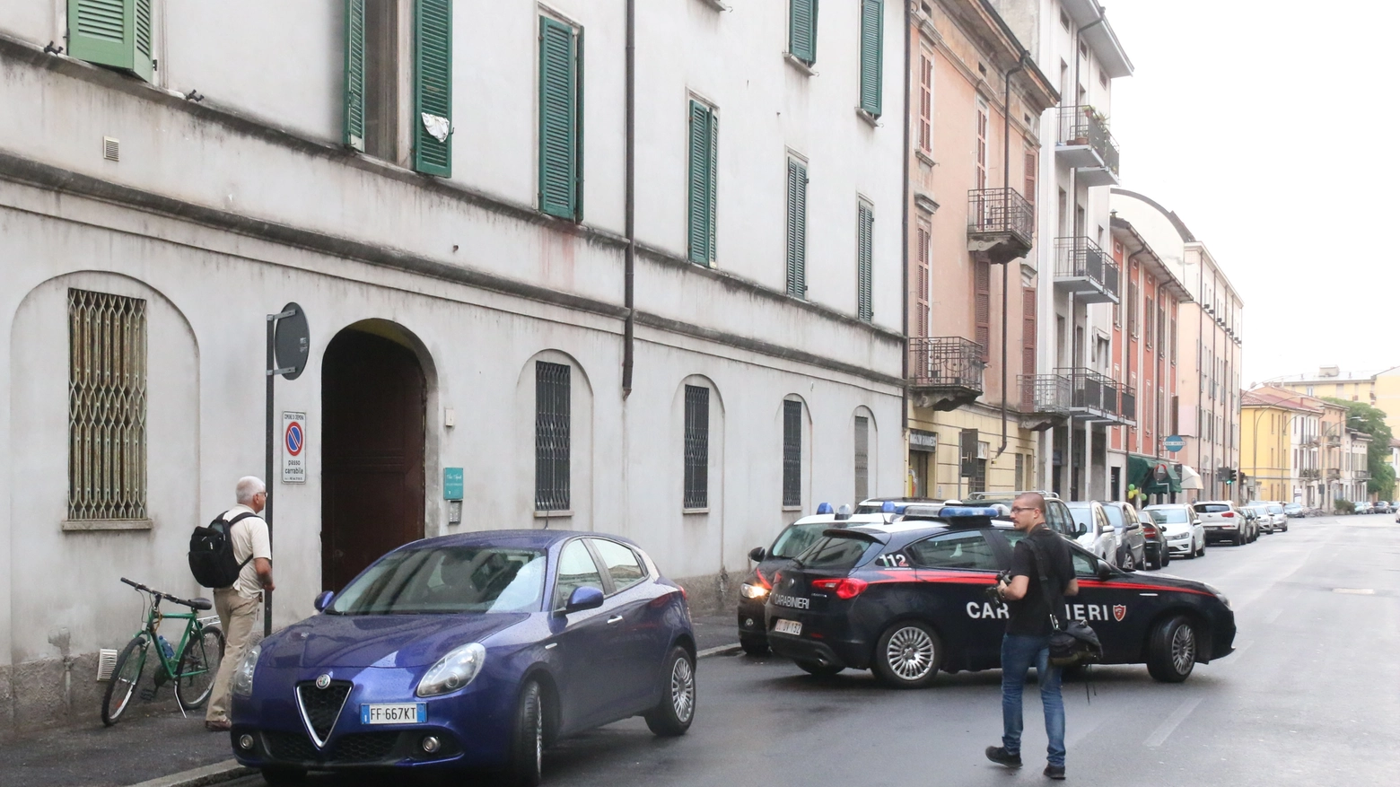 I carabinieri avanti all'abitazione dov'è stata uccisa la piccola Gloria