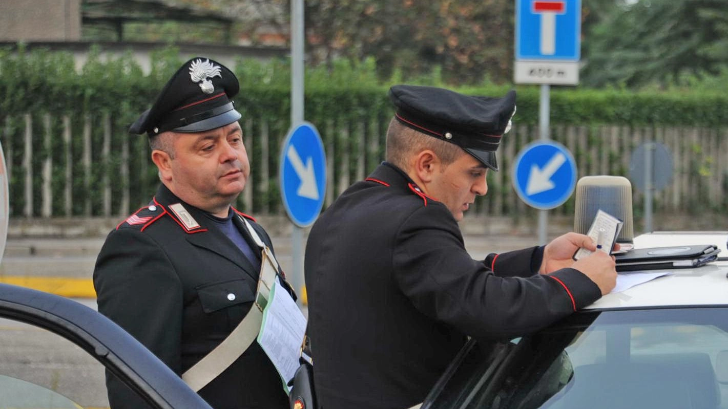 Un urto a distrarre la vittima. E la borsetta prende il volo Un urto a distrarre la vittima. E la borsetta prende il volo