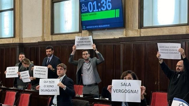 Ambrogini, protesta in Consiglio. Cartelli del centrodestra: "Vergogna". E la lista civica “cancella” il sindaco
