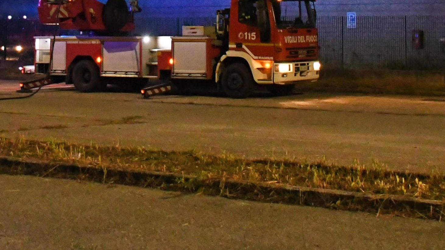Notte di fiamme a Villanova. Capannone finisce in cenere