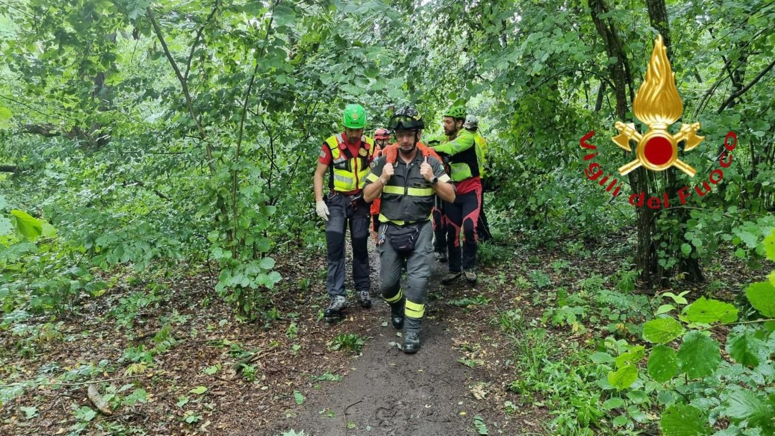 Gli uomini del soccorso alpino in azione Gli uomini del soccorso alpino in azione