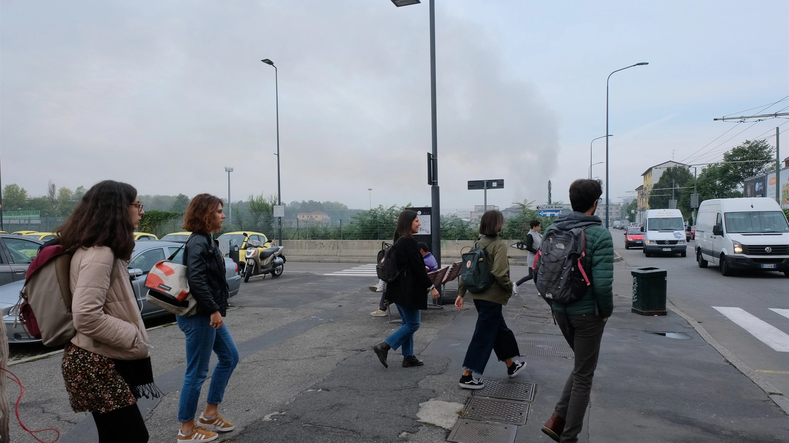 Incendio a Quarto Oggiaro, nube di fumo sopra Milano