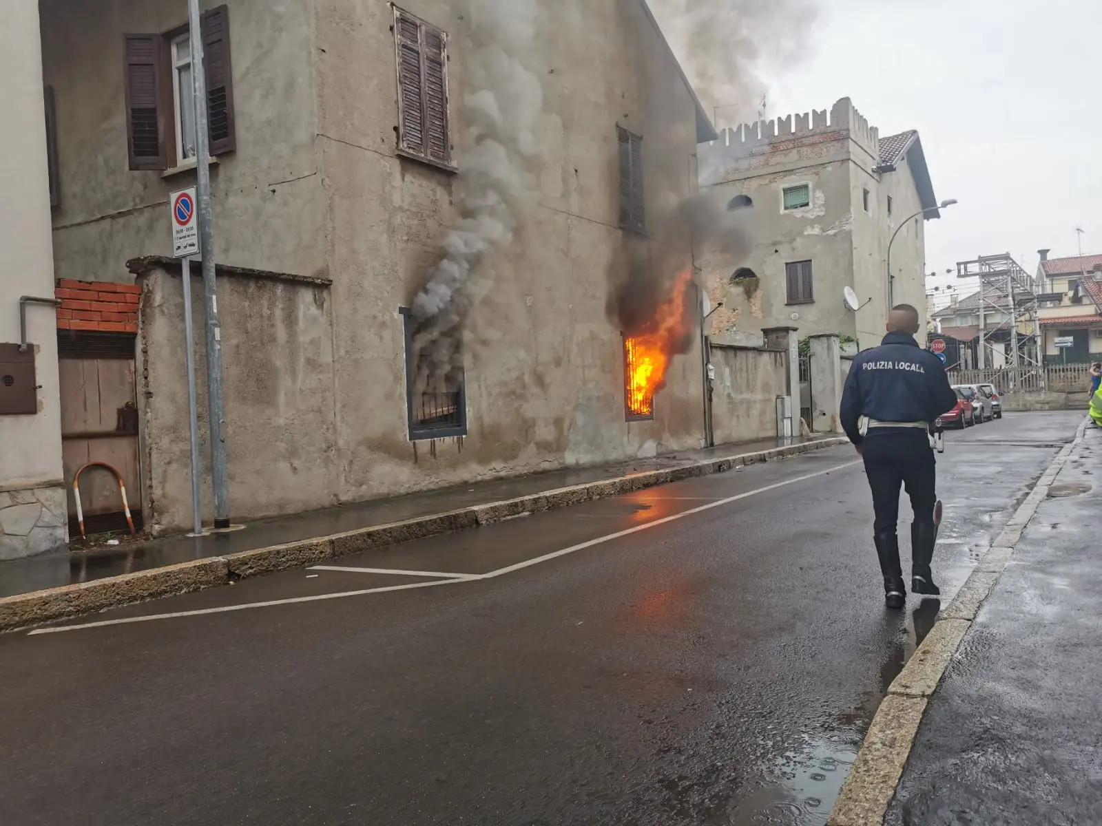 Incendio a Legnano, brucia abitazione in via Flora: 12enne salvato dal vicino di casa