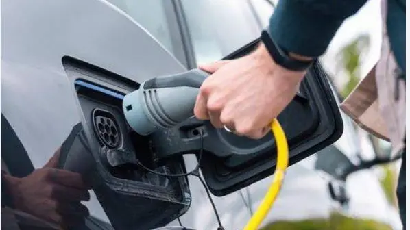 Ricarica di un suv elettrico