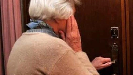 Due donne derubano anziani a Cremona fingendo di cercare informazioni sul quartiere. Un complice entra in casa e ruba mentre le due tengono occupata la vittima. Allarme per due casi simili.