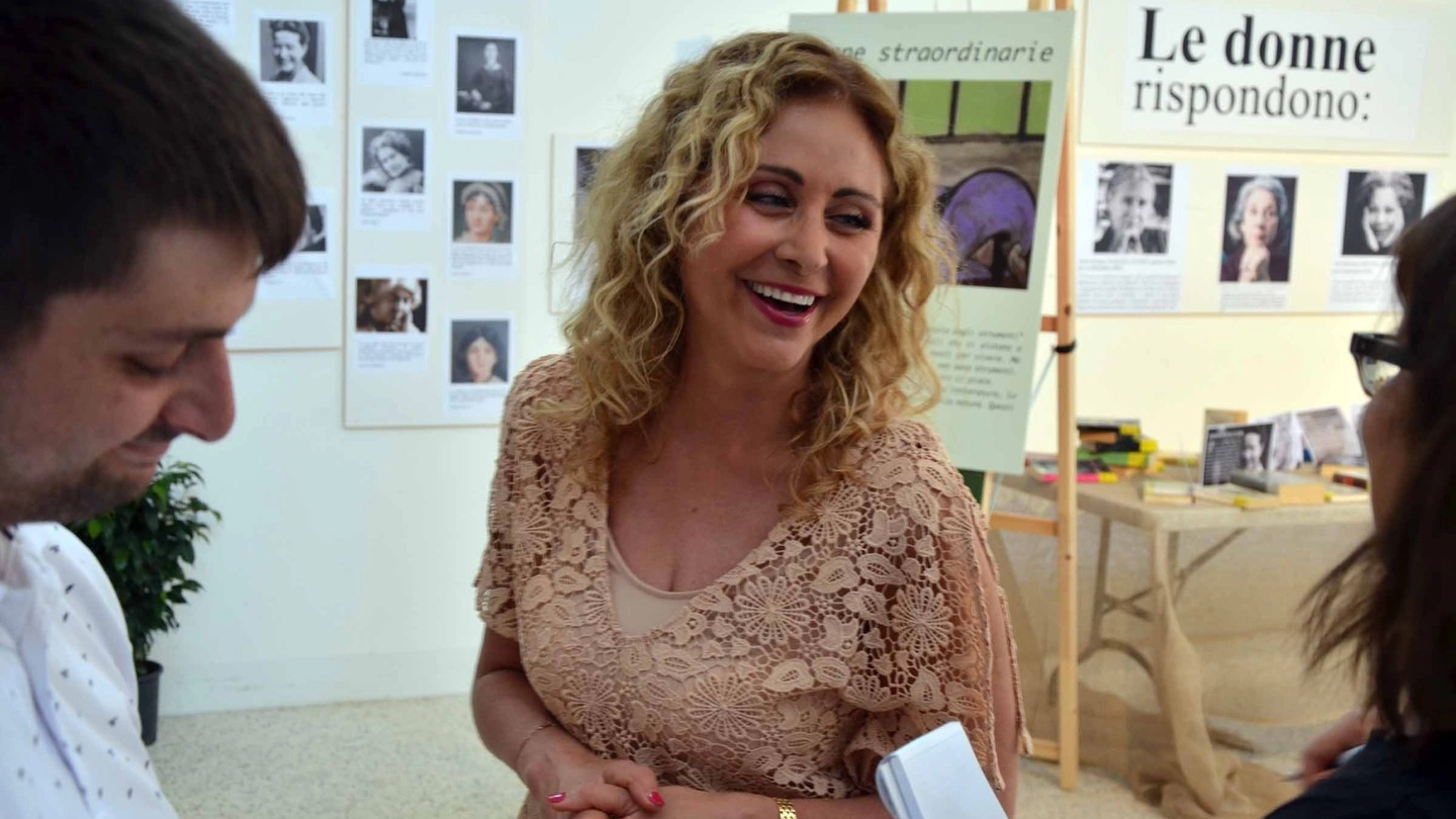 IN ROSA La scrittrice Marina Di Guardo ha presentato ieri a Lodi  il suo libro «Come è giusto che sia»  pubblicato da Mondadori