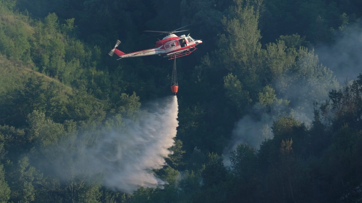 Un elicottero antincendio (foto Frasca)