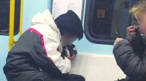 L'immagine choc del tossicodipendente fuma eroina sul metrò della linea gialla