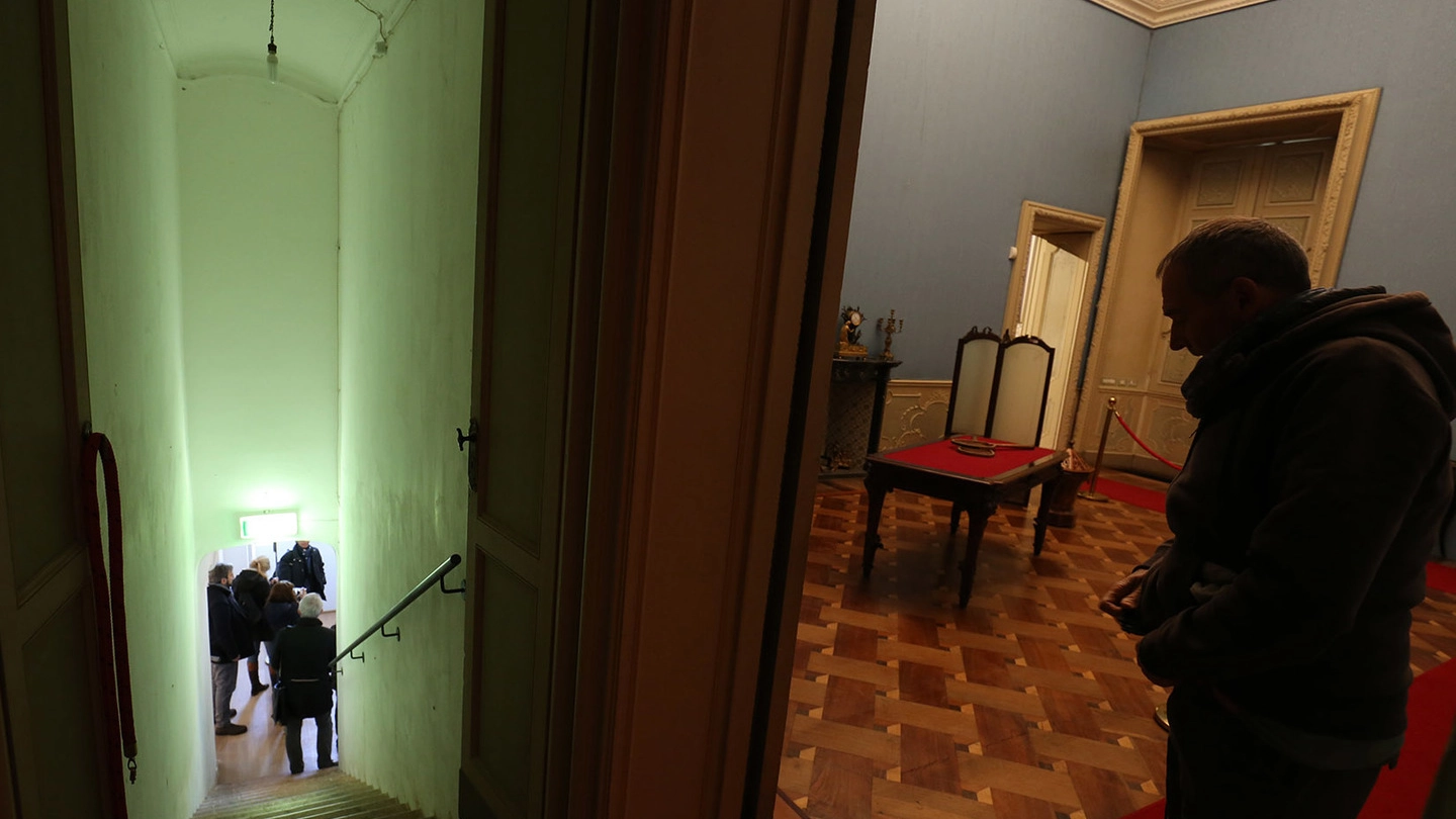 Nella stanza guardaroba dell’appartamento di Umberto I c'è un passaggio segreto, ma non è mai stato trovato l’ingresso del tunnel collegato con villa Litta, forse fatto murare dalla regina Margherita