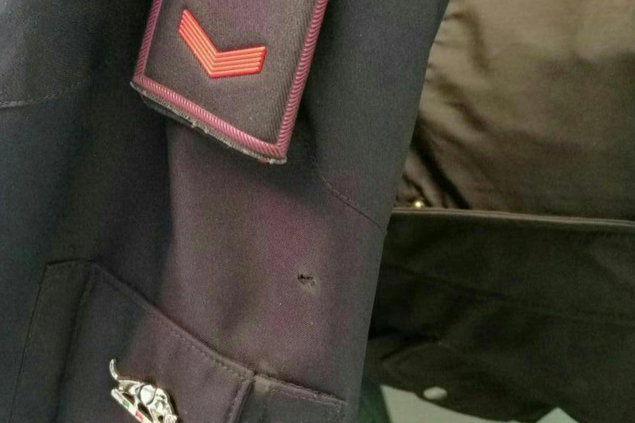 La divisa con il foro di proiettile dell'agente Christian Movio