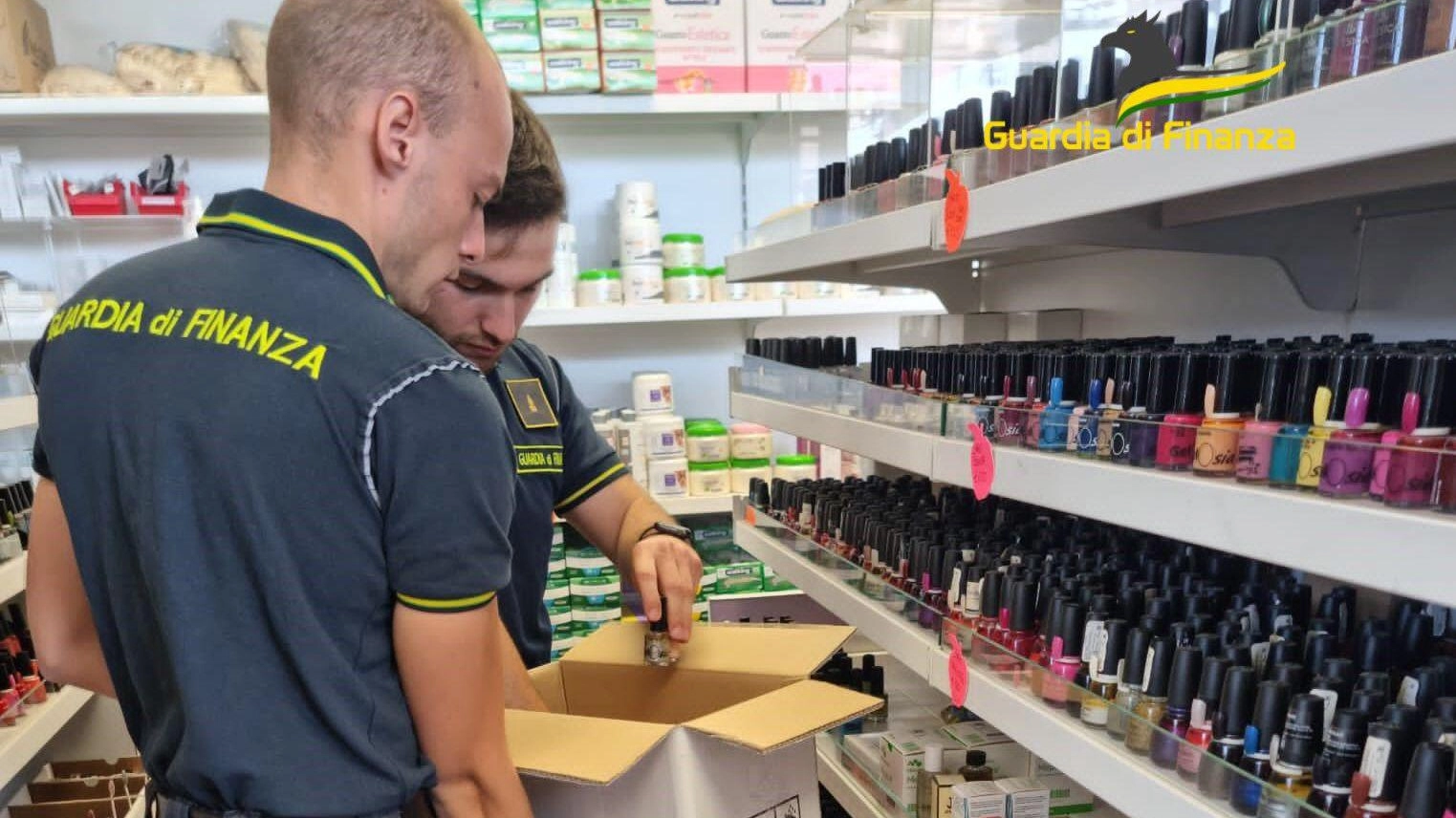 La finanza ha sequestrato cosmetici di vario tipo (foto di archivio) La finanza ha sequestrato cosmetici di vario tipo (foto di archivio)