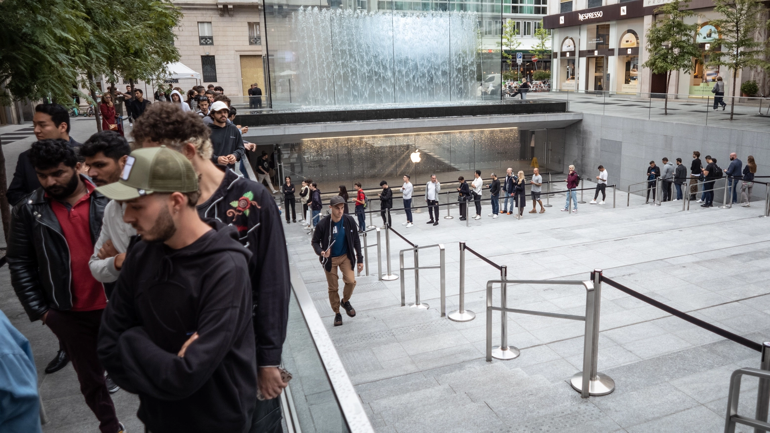 La coda all'Apple Store d piazza Liberty per il lancio dell'iPhone 5