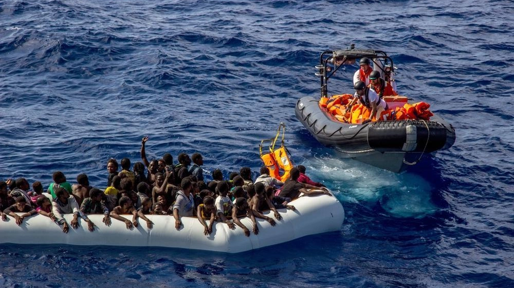Il salvataggio di alcuni migranti nel Mediterraneo (Ansa)