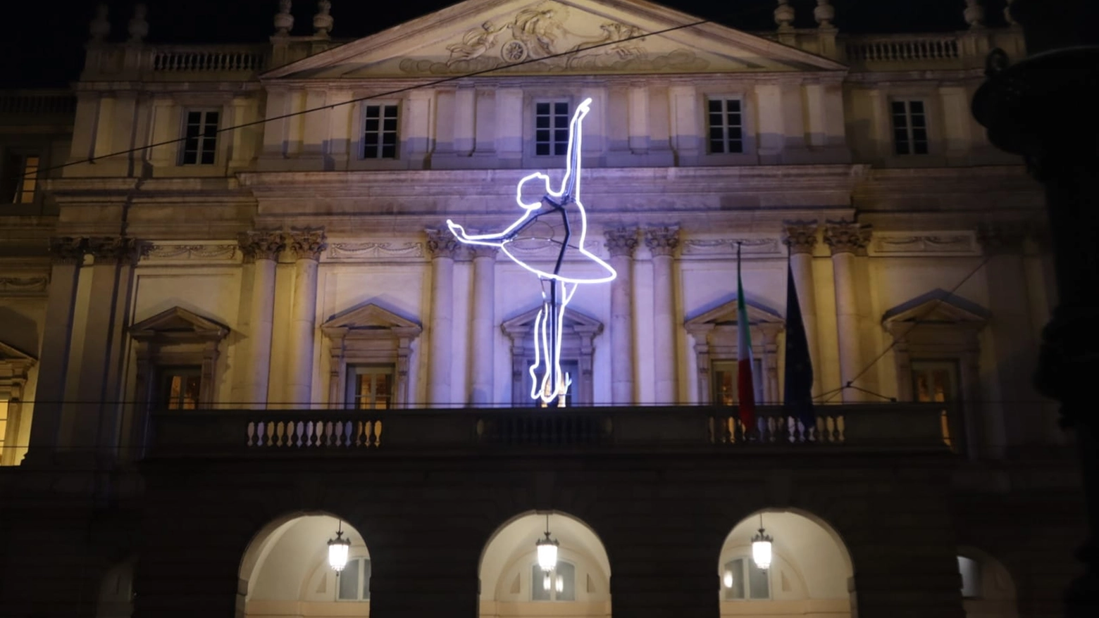 L'installazione Big Ballerina di Angelo Bonello sulla facciata della Scala (Foto Salmoirago)