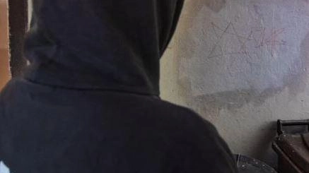 Stella di David sul muro. Fiori e graffito ripulito: "Grazie alle mie vicine". Indaga l’Antiterrorismo Stella di David sul muro. Fiori e graffito ripulito: "Grazie alle mie vicine". Indaga l’Antiterrorismo