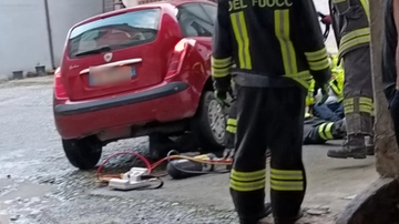 Verderio, mamma investe la figlia di 2 anni: la bimba resta incastrata sotto l'automobile
