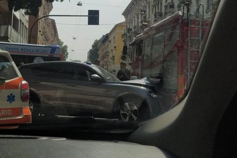 L'incidente tra l'auto di scorta di La Russa e il mezzo dei pompieri
