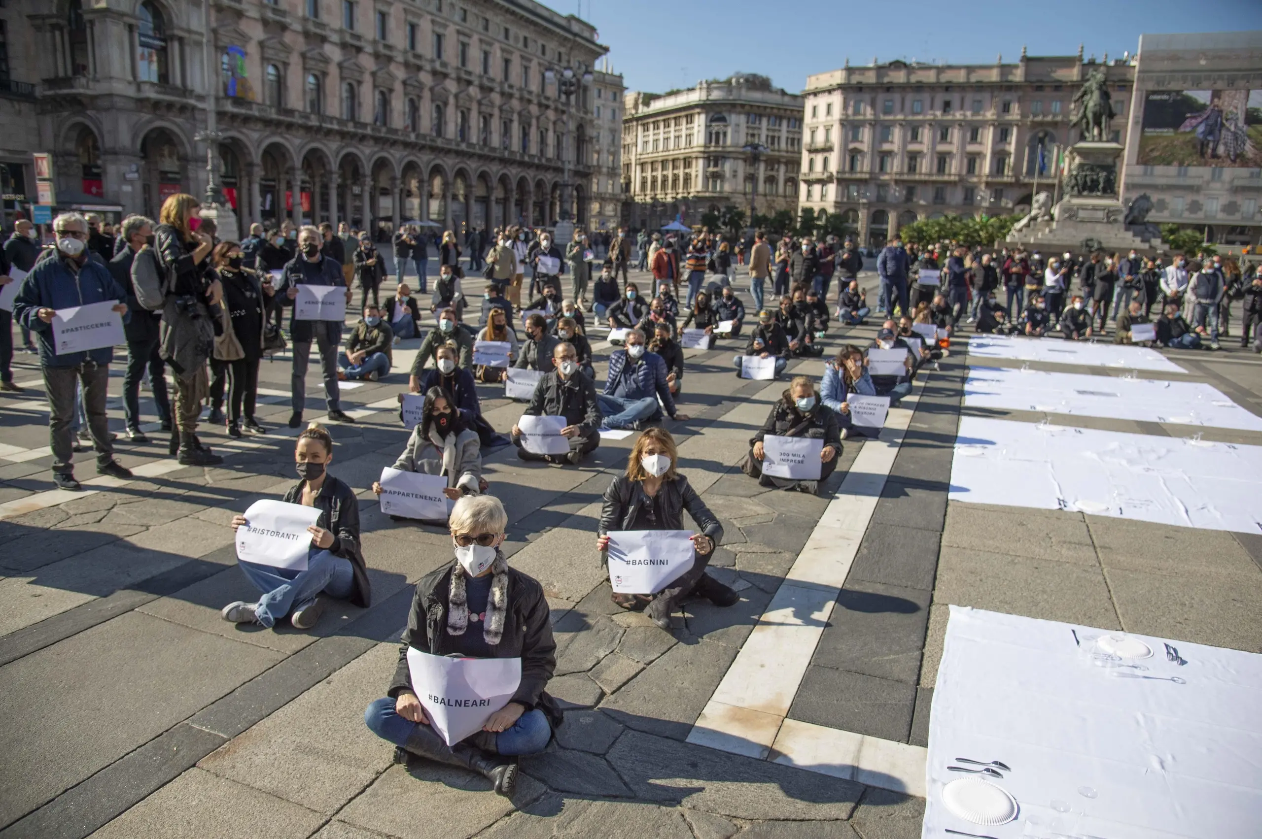 Tovaglie bianche in piazza Duomo "Ormai siamo a terra, danni enormi"