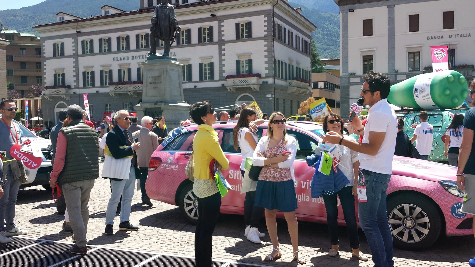 La Carovana del Giro in piazza Garibaldi (National Press)