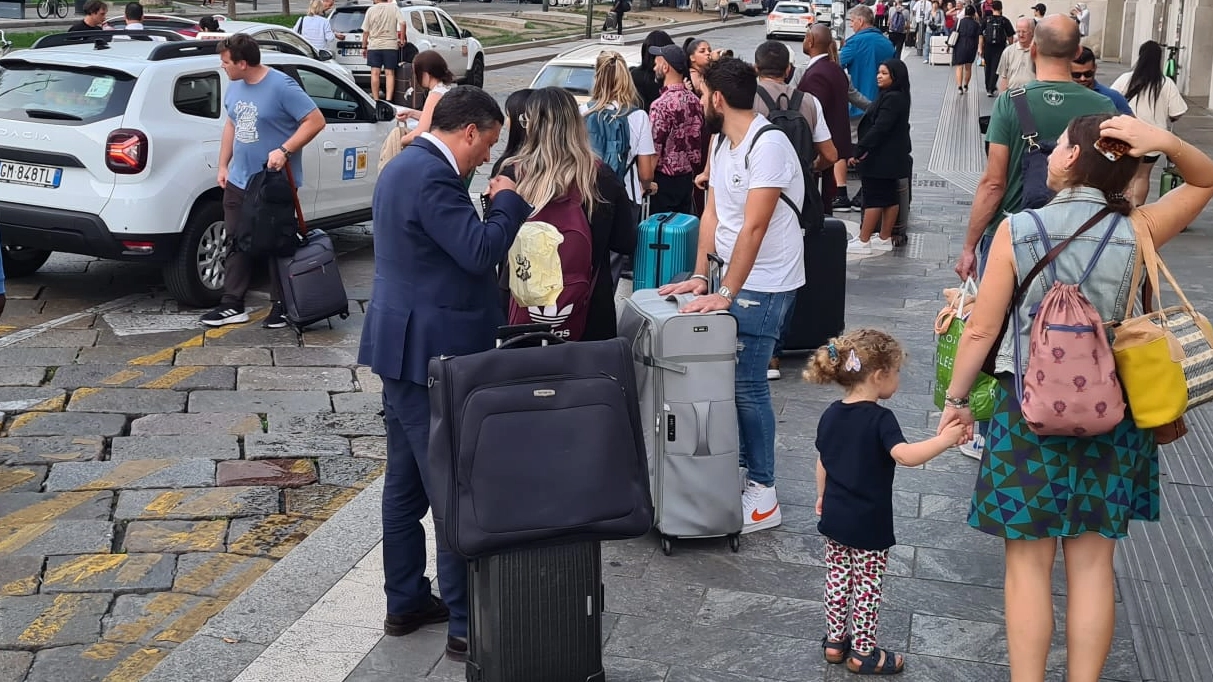 La coda per i taxi in piazza Luigi di Savoia