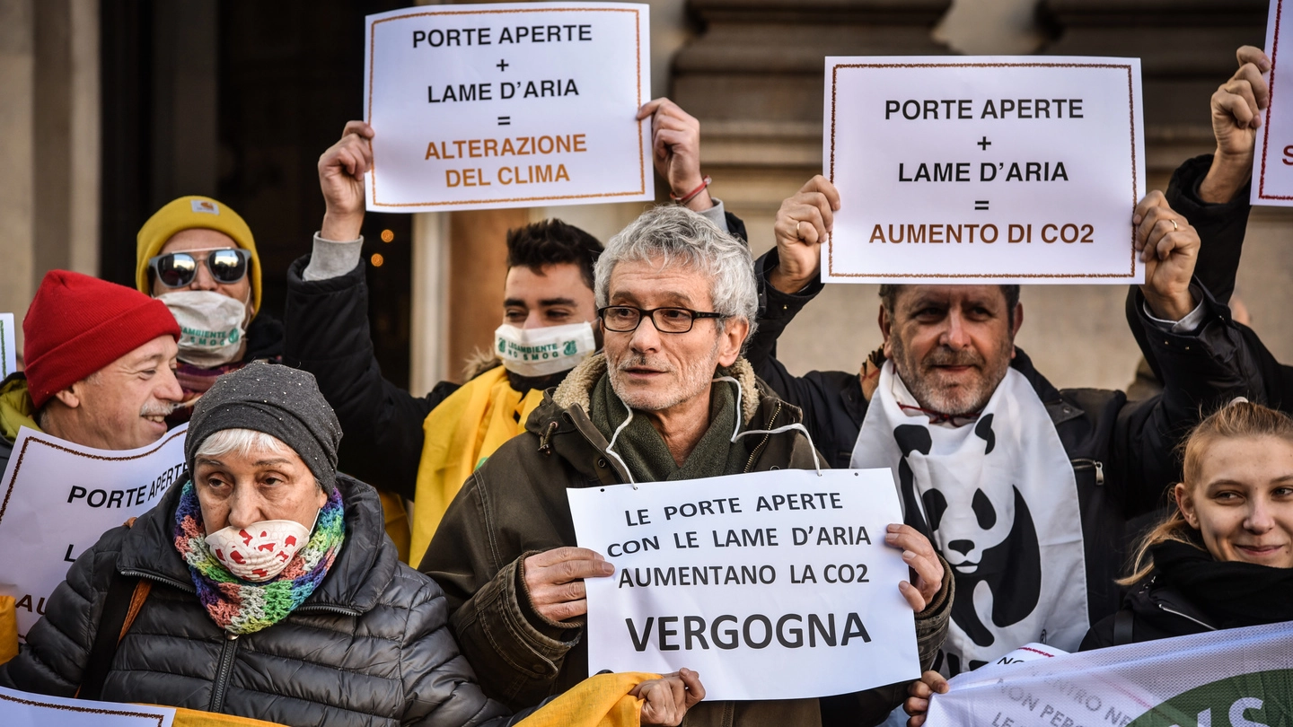 La protesta degli ambientalisti in piazza Scala