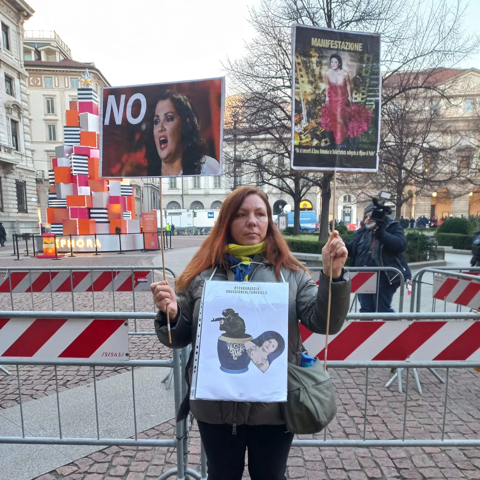 L'attivista ucraina Valeriya Kalchenko protesta contro la scelta della soprano Anna Netrebko per interpretare Elisabetta Di Valois (foto Anna Giorgi)