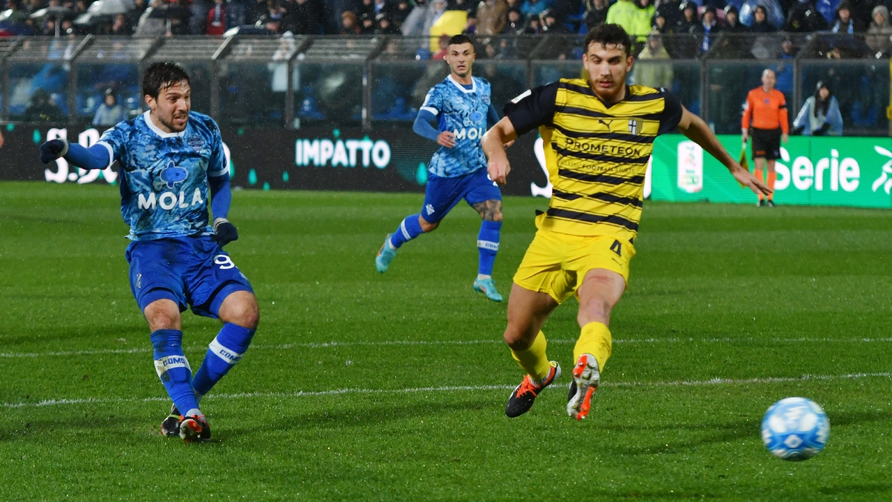 Verdi risponde a Benedyczak: il Como regge l’urto del Parma