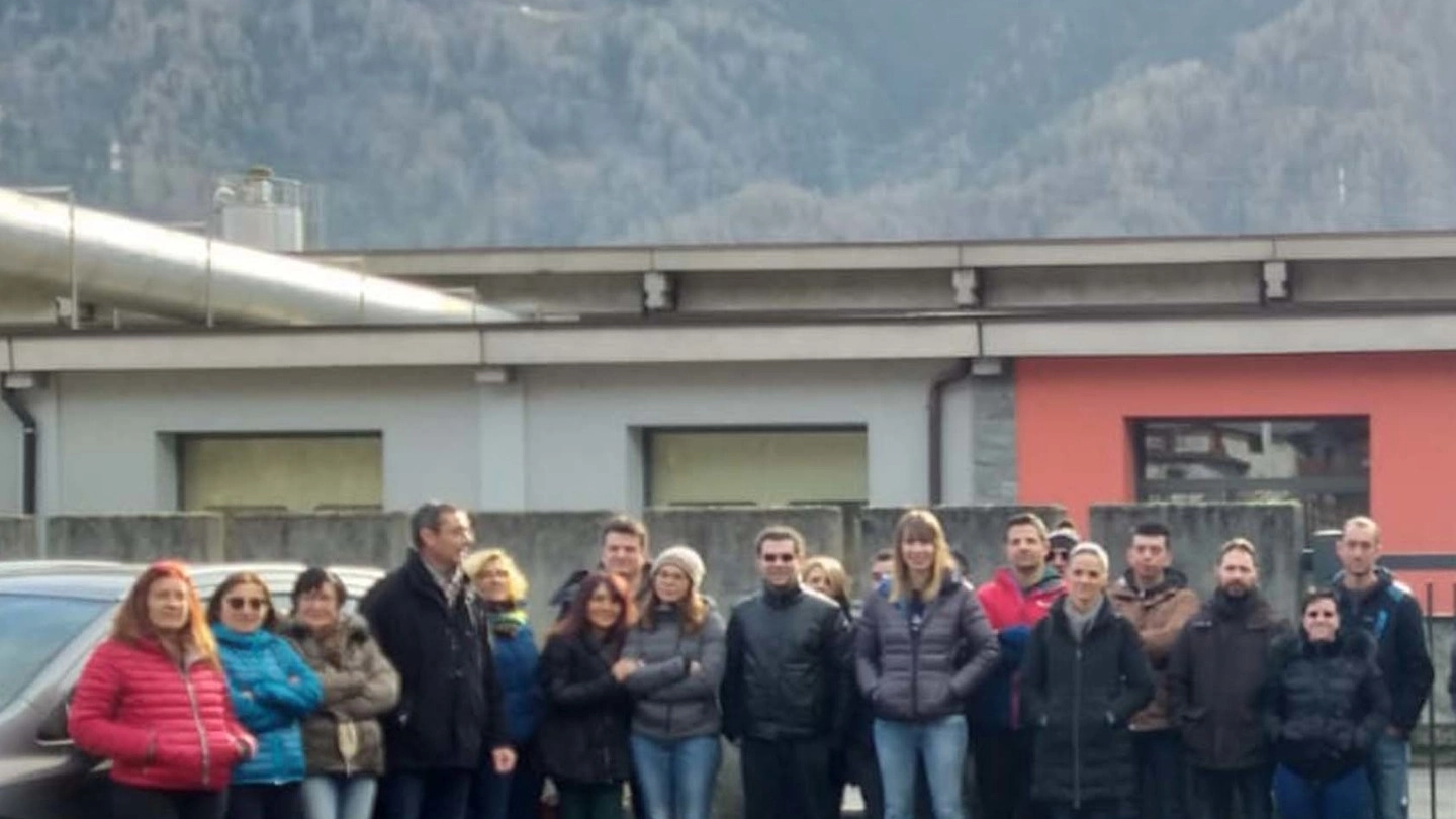 I lavoratori della Meditalia di Lovero fuori dai cancelli della fabbrica