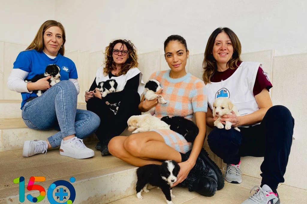 Elodie con i cuccioli e le volontarie Enpa