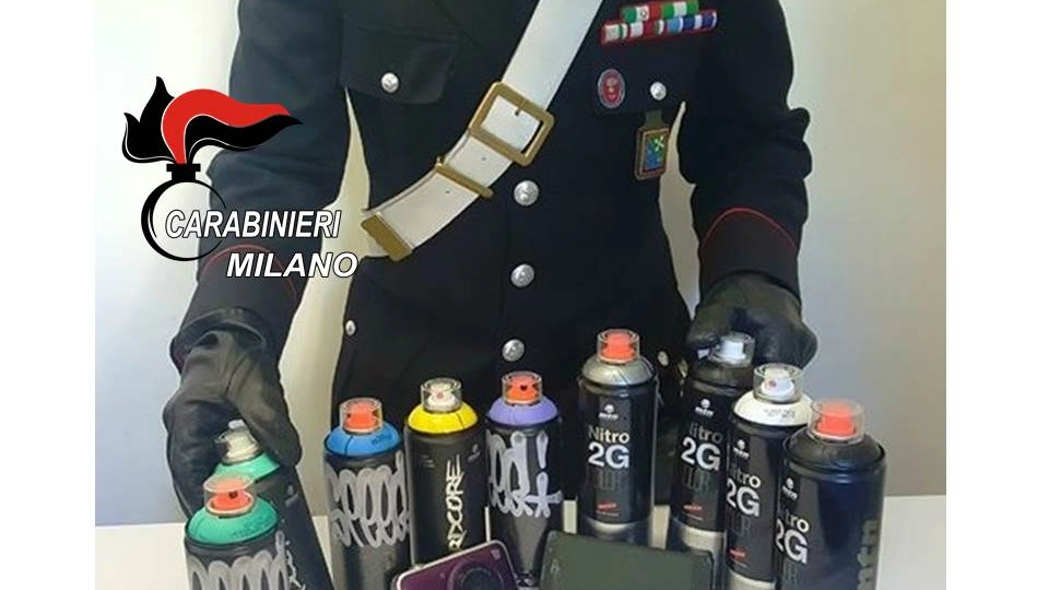 Le bombolette spray sequestrate dai militari