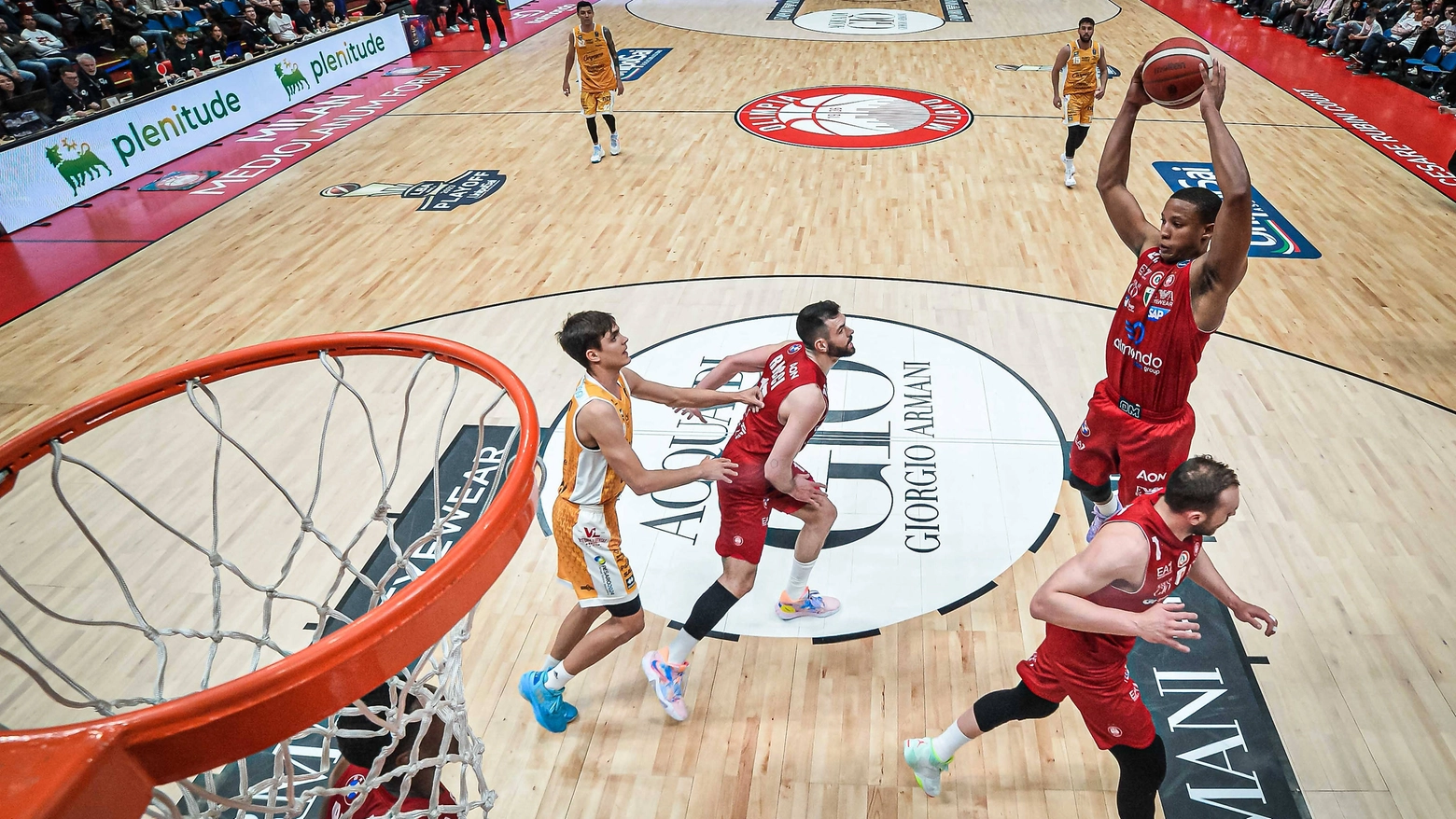 Facile successo in Gara 1 contro Pesaro per l'Olimpia Milano che risolve la pratica per 94-68. Baron miglior realizzatore con 19 punti.