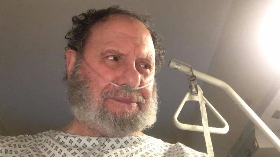 Giuseppe Scuderi, 72 anni, con la flebo nel letto dell’ospedale “Manzoni“ di Lecco