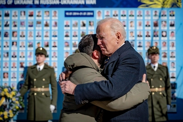 Biden a Kiev: "La democrazia resiste". Telefonata con Giorgia Meloni: focus sugli aiuti