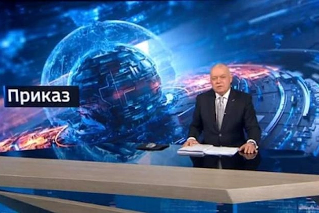 Dmitry Kiselyov mentre spiega sulla tv russa la distruzione della Regno Unito
